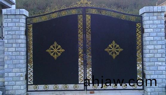  鐵藝(yi)大門安(an)裝