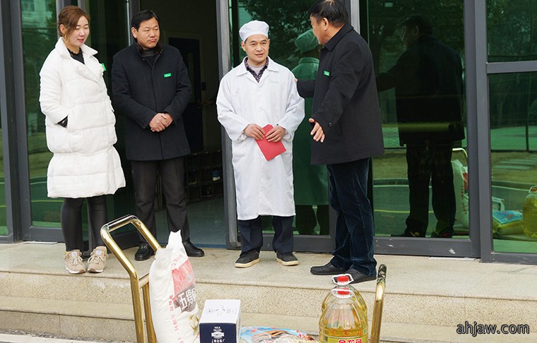 节日送温暖 关爱暖人心