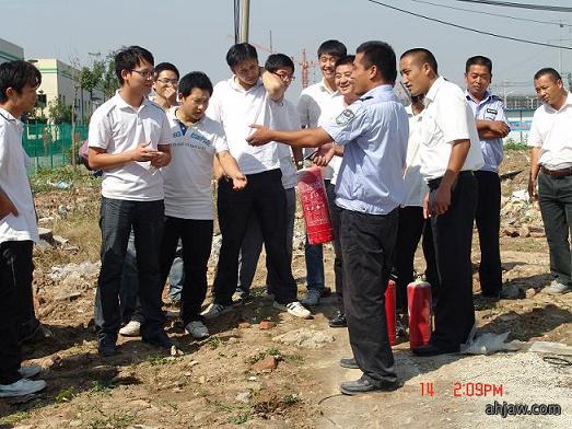 2012年9月14日公司在厂区空旷地带举行消防实战演练