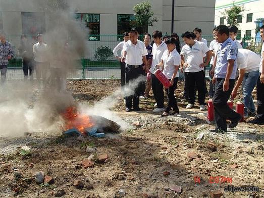 2012年9月14日公司在厂区空旷地带举行消防实战演练